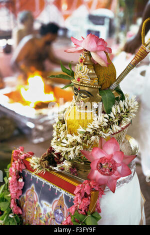 Close up della dea Mahalaxmi statua in oro cerimonia religiosa del sud indiane Foto Stock