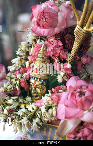 Close up della dea Mahalaxmi statua in oro cerimonia religiosa del sud indiane Foto Stock