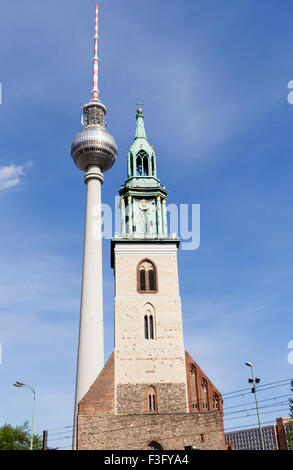 Berlino Fernsehturm Torre della TV accanto alla chiesa di Santa Maria, Berlino Foto Stock