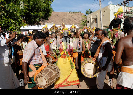 La processione dei devoti con i percussionisti che trasportano il latte pentole Paal kudam per abhishekam ; Tirupparankundram ; Tamil Nadu ; India Foto Stock