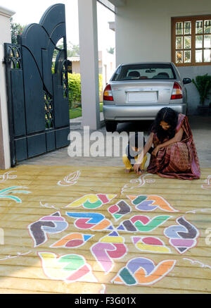 Donna che fa kolam o rangoli di fronte a casa ; Festa Pongale ; Coimbatore ; Tamil Nadu ; India ; Asia ; India ; Asia ; MR#777A ; dpa 139081 maa Foto Stock