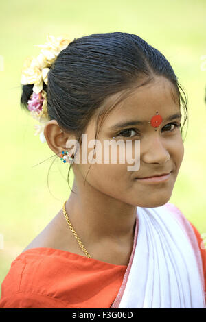 Assamese giovane ragazza celebrando Bihu festival (nuovo anno celebrazione) Assam ; India n. MR Foto Stock