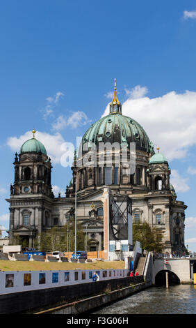 Cattedrale Berliner Dom come si vede dal Fiume Sprea. Foto Stock