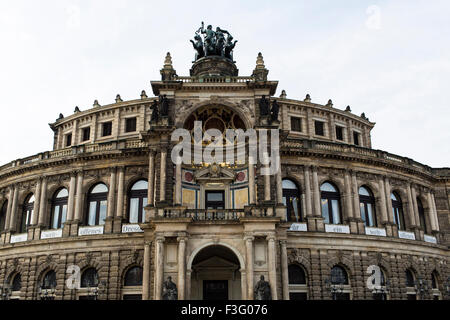 Costruito in stile Barocco stile architettonico, Teatro dell'Opera Semperoper di Dresda, Sassonia, Germania sembra quasi simmetriche. Foto Stock