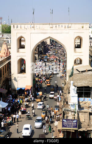 Bazaar Charminar gate costruita da Mohammed quli qutb shah 1591 piedi alta 56 metri e 30 metri largo Andhra Pradesh Foto Stock