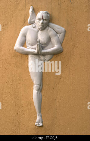 Statua di Shri Yogacharya B K S Iyengar (Guruji) è una leggenda vivente che ha insegnato lo yoga in modo univoco Foto Stock