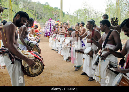 I musicisti suonano per festival tempio ; Kerala ; India Foto Stock