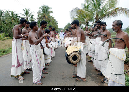 I musicisti suonano per festival tempio ; Kerala ; India Foto Stock