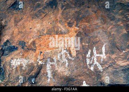 Pitture rupestri preistoriche a Porivarai in Karikkiyoor ; Nilgiris ; Tamil Nadu ; India ; Asia ; Indiano ; asiatico Foto Stock