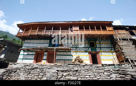 Casa in legno ; Village Goshal ; Manali ; Himachal Pradesh ; India Foto Stock