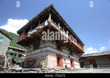 Casa in legno ; Village Goshal ; Manali ; Himachal Pradesh ; India Foto Stock
