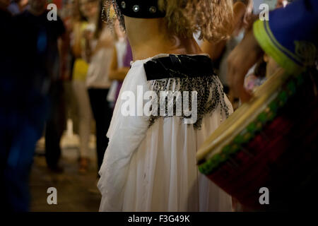 Una danzatrice del ventre dettaglio ballare con la musica araba street band presso il Festival Almossassa, Badajoz, Spagna Foto Stock
