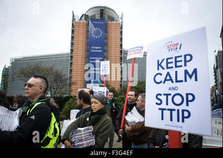 Protesta contro TTIP ( gli scambi e gli investimenti transatlantici Partnership ) nella parte anteriore della sede centrale della Commissione europea di Bruxelles in Belgio su 07.10.2015 una petizione firmata da tre milioni di persone contro le relazioni commerciali UE-USA deal è stato consegnato alla Commissione europea da Wiktor Dabkowski Foto Stock