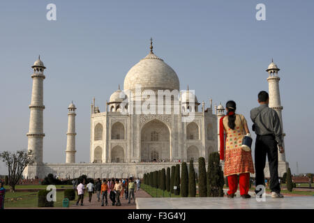 Coppia giovane la visualizzazione al Taj Mahal settimo meraviglie del mondo fiume Yamuna Agra Uttar Pradesh Foto Stock