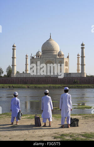 Giovani Musulmani ragazzi la visualizzazione al Taj Mahal settimo meraviglie del mondo sulla sponda sud del fiume Yamuna ; Agra ; Uttar Pradesh Foto Stock