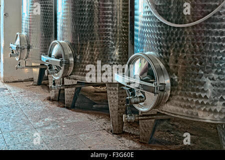 Tre vasche di acciaio per il vino Foto Stock