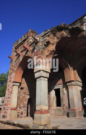 Ingresso principale di Isa Khan enclosure tomba costruita nel 1547 Annuncio in la tomba di Humayun complessa realizzata in pietra arenaria rossa ; Delhi Foto Stock