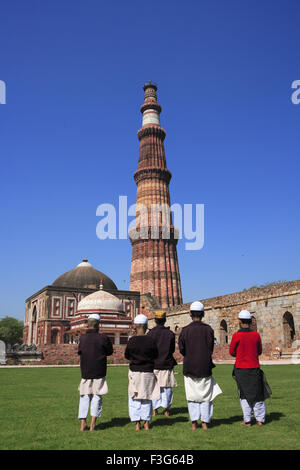 I bambini facendo Namaz Alai Darwaza ; Imam Zamin della tomba di Qutab Minar pietra arenaria rossa torre Indo arte musulmana Delhi Foto Stock