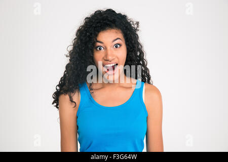 Pportrait di un scioccato afro american donna che guarda la telecamera isolata su uno sfondo bianco Foto Stock