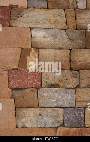 Muro di pietra in Qutb Minar complesso ; Delhi ; India Sito Patrimonio Mondiale dell'UNESCO Foto Stock