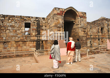 I turisti a Quwwat ul islam moschea di Qutb Minar complesso costruito nel 1311 ; Delhi Foto Stock