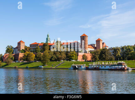 Il castello di Wawel affacciato sulla Vistola Foto Stock