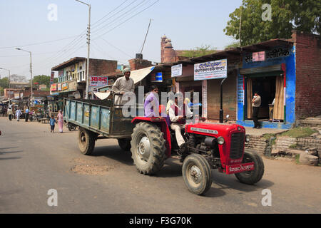 Uomo di guidare il trattore su strada di Bazar in Fatehpur Sikri ; Agra ; Uttar Pradesh ; India Foto Stock