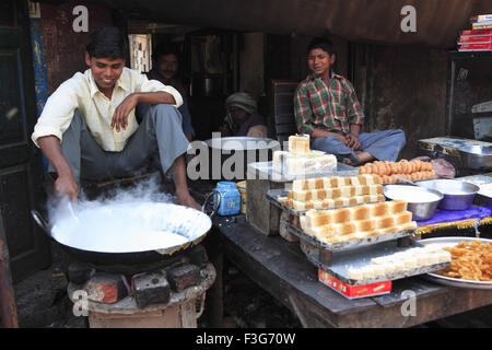 Uomo di latte bollente nel bazar street a Fatehpur Sikri ; Agra ; Uttar Pradesh ; India Foto Stock