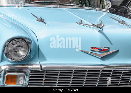 Riunione di classic american cars. Zona frontale di dettaglio, bella auto blu, Chevrolet Bel Air, del 1956. Foto Stock