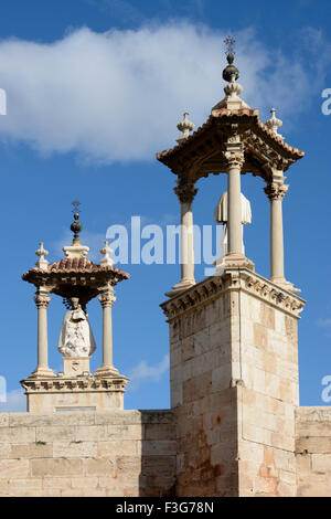 Il vecchio ponte sul giardini Turia a Valencia in Spagna. Il Puente del Mar (Ponte del mare). Dettaglio delle colonne Foto Stock