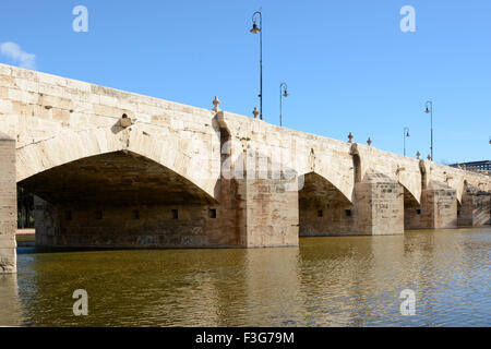 Il vecchio ponte sul giardini Turia a Valencia in Spagna. Il Puente del Mar (Ponte del mare) Foto Stock