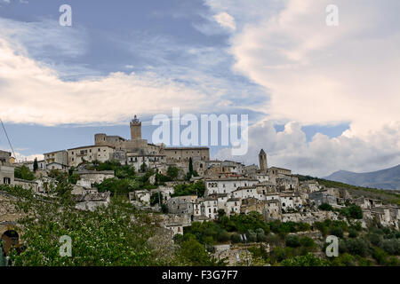 Capestrano, piccolo villaggio in Abruzzo (Italia) Foto Stock