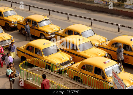 Vista aerea del taxi alla stazione ferroviaria di Howrah ; Calcutta ; West Bengal India Asia Foto Stock