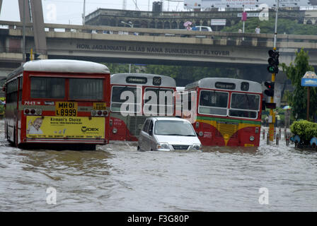 Miglior auto e bus su acqua strada connesso al cerchio Khodadad ; Dadar ; Mumbai Bombay ; Maharashtra ; India Foto Stock