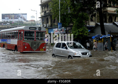 Miglior auto e bus su acqua strada connesso al cerchio Khodadad ; Dadar ; Mumbai Bombay ; Maharashtra ; India Foto Stock