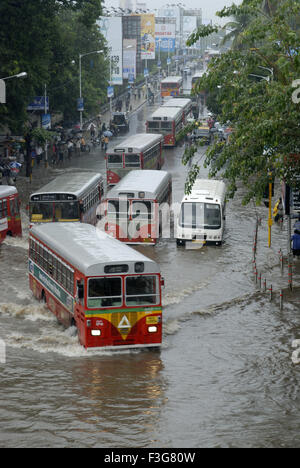 Miglior auto e bus su acqua strada connesso al cerchio Khodadad ; Dadar ; Mumbai Bombay ; Maharashtra ; India Foto Stock