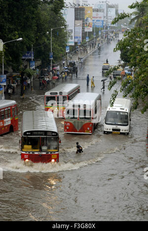 Miglior auto e bus su acqua strada connesso al cerchio Khodadad ; Dadar ; Mumbai Bombay ; Maharashtra ; India Foto Stock