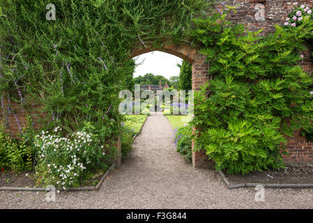 Ingresso al giardino murato a Arley Hall giardini nel Cheshire, Inghilterra. Foto Stock