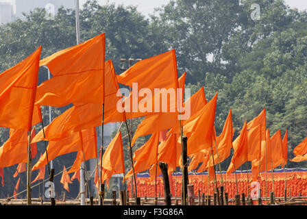 Righe di colore dello zafferano bandiera dell'Induismo ; Shiv Sena party a Dadar ; Bombay ora mumbai ; Maharashtra ; India Foto Stock