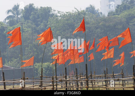 Righe di colore dello zafferano bandiera dell'Induismo ; Shiv Sena party a Dadar ; Bombay ora mumbai ; Maharashtra ; India Foto Stock