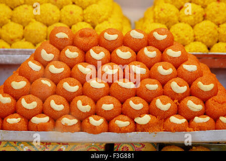 Laddu ; dolce indiano Bundi farina di ceci Motichur Rava farina di ceci display per vendita vicino Khajrana Ganesh temple ; Indore Foto Stock