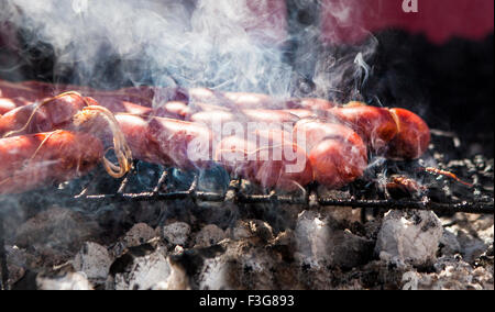 Vista ravvicinata di molti chorizos su un barbecue Foto Stock