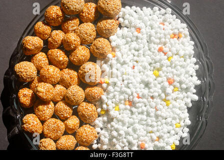 Il SESAMO chikki ladoos e sugardrops per celebrare makara che Festival Sankranti ; Bombay ora Mumbai ; Maharashtra ; India Foto Stock