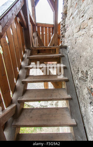 Sighisoara, Romania-July 03, 2015: una scala in legno conduce al secondo piano della torre di avvistamento Foto Stock