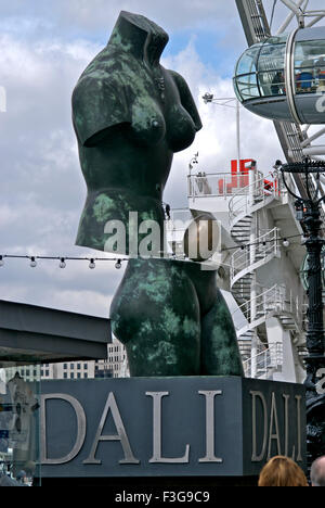 Scultura in uovo di Salvador Dali ; South Bank London ; scultura di Dali ; Londra ; Inghilterra ; Regno Unito ; REGNO UNITO Foto Stock