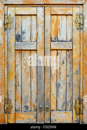 Primo piano di un vecchio e stagionato finestra in legno Foto Stock