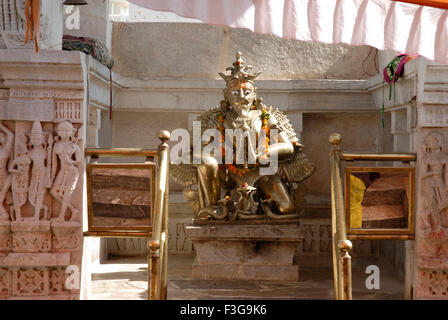 Statua di Garuda, scultura di ottone, divinità indù, mezza aquila umana, Signore Vishnu vahana, Tempio di Jagdish, Udaipur, Rajasthan, India, Asia Foto Stock