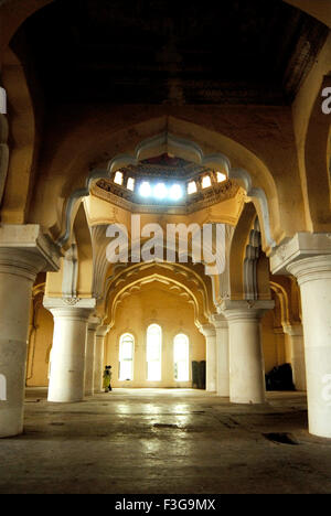 Enormi pilastri archi decorati a cupola di windows Thirumalai Nayak palace Indo Saracenic style a Madurai ; Tamil Nadu Foto Stock