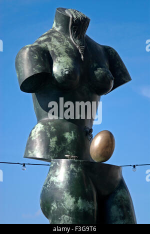 Scultura in uovo di Salvador Dali ; South Bank London ; scultura di Dali ; Londra ; Inghilterra ; Regno Unito ; REGNO UNITO Foto Stock