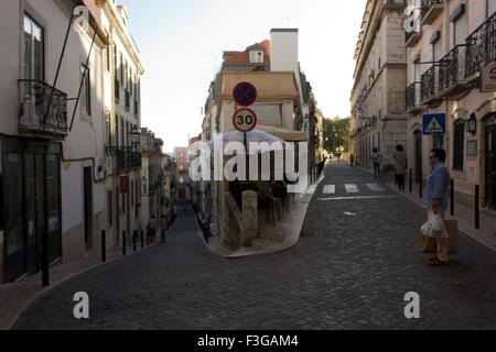 Lisbona, Portogallo - 23 ottobre 2014: pendenza tradizionale Street nel quartiere di Baixa a Lisbona, Portogallo Foto Stock